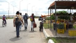 Kolombiya sınırına yürüyen Venezuelalı geçmenler