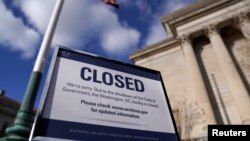 연방정부가 '셧다운'을 돌입한 22일 국가문서기록관리청 앞에 폐쇄 공고판이 세워져 있다. 