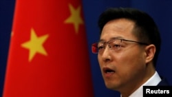 中国外交部发言人赵立坚在例行记者会上。（2020年4月8日）