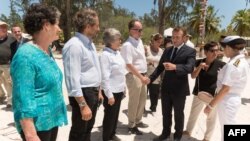 Le président français Emmanuel Macron (en noir) lors d'une visite sur une des îles contestées dans l'océan Indien, le 23 octobre 2019. (Photo: JACQUES WITT / POOL / AFP)