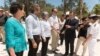 Le président français Emmanuel Macron (en noir) lors d'une visite sur une des îles contestées dans l'océan Indien, le 23 octobre 2019. (Photo: JACQUES WITT / POOL / AFP)