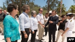 Le président français Emmanuel Macron lors d'une visite sur l'île de la Grande Glorieuse, située dans un archipel de l'océan Indien dont la souveraineté française est contestée par Madagascar, le 23 octobre 2019.