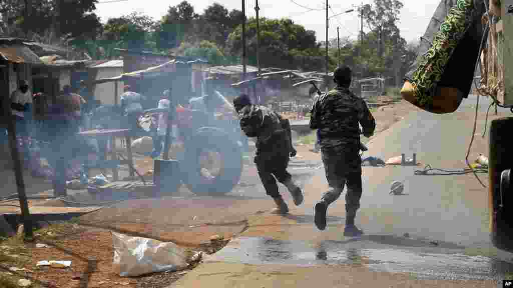 Des policiers tirent pour chasser des pillards à Bangui et Mbaiki, 7 février 2014. (AP Photo / Jerome Delay)