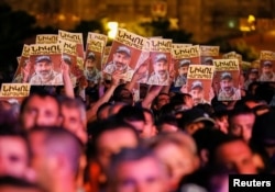 Supporters of Armenian opposition leader Nikol Pashinyan react, after his bid to be interim prime minister was blocked by the parliament, during a rally in central Yerevan, Armenia, May 1, 2018.