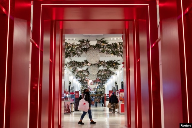 Warga berbelanja pada "Black Friday" tahun lalu di Manhattan, New York (foto: dok).