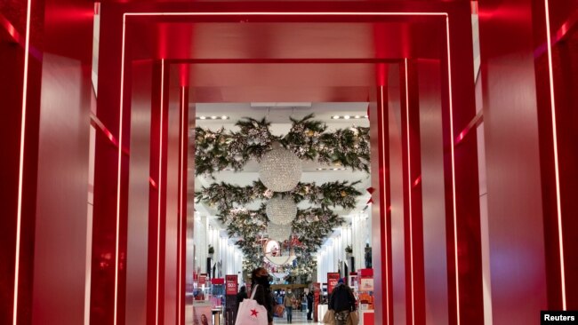 2020年11月27日，消费者进入提早开门的纽约曼哈顿梅西先驱广场店。今年“黑色星期五”，在实体店购物的人数比去年感恩节后一日下降了52%，但当日在线销售则同比激增22%。