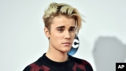 Justin Bieber lors d'American Music Awards au théàtre Microsoft, à Los Angeles, 22 novembre 2015. 