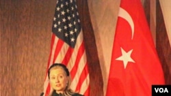 Menteri Luar Negeri Hillary Clinton menyampaikan pidatonya dalam Rapat Tahunan ke-30 Dewan America-Turki (31/10).
