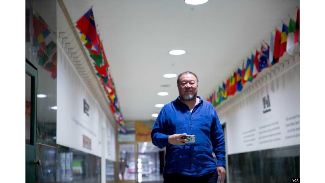 Popular Chinese artist and filmmaker Ai Weiwei at the Voice of America headquarters in Washington, D.C. (Photo: A. Li / VOA)