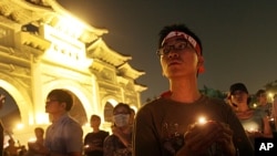 Demonstrators hold a candlelight vigil for protesters crushed during the 1989 Tiananmen Square protests in Beijing at the Liberty Square of the Chiang Kai-shek Memorial Hall, in Taipei, Taiwan, June 4, 2011.
