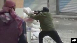  7일 시리아 다마스쿠스에서 정부군과 총격전을 벌이는 반군. 일반인 촬영 동영상.