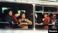 지난 12일 북한 평양 시내에서 버스를 이용하는 시민들.