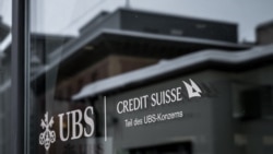 Foto logo Credit Suisse dengan keterangan 'bagian dari Grup UBS' dalam bahasa Jerman tampak di kantor cabang Swiss di St. Moritz, 20 Desember 2024. (Foto: Fabrice Coffrini/AFP)