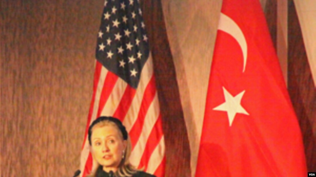 Menteri Luar Negeri Hillary Clinton menyampaikan pidatonya dalam Rapat Tahunan ke-30 Dewan America-Turki (31/10).