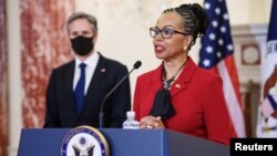 阿贝克隆比-温斯坦利大使在国务卿布林肯宣布她将成为首位首席多元化官后在美国国务院大楼富兰克林厅发表讲话。(2021年4月12日)