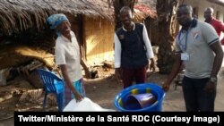 Une patiente guérie d’Ebola reçoit son kit de réinsertion composé de rations de nourriture et d'équipements de maison dans la province de l’Equateur, RDC, 2 juin 2018. (Twitter/Ministère de la Santé RDC)