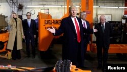 Президент США Дональд Трамп на заводе H&K Equipment Company в Кораополис в штате Пенсильвания. 18 января 2018 г.