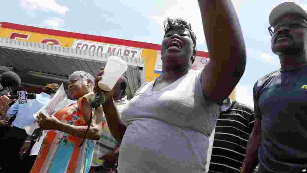 Regina Adams, une femme qui connaissait Alton Sterling depuis son enfance, lors du rassemblent de Baton Rouge, le 6 juillet 2016.