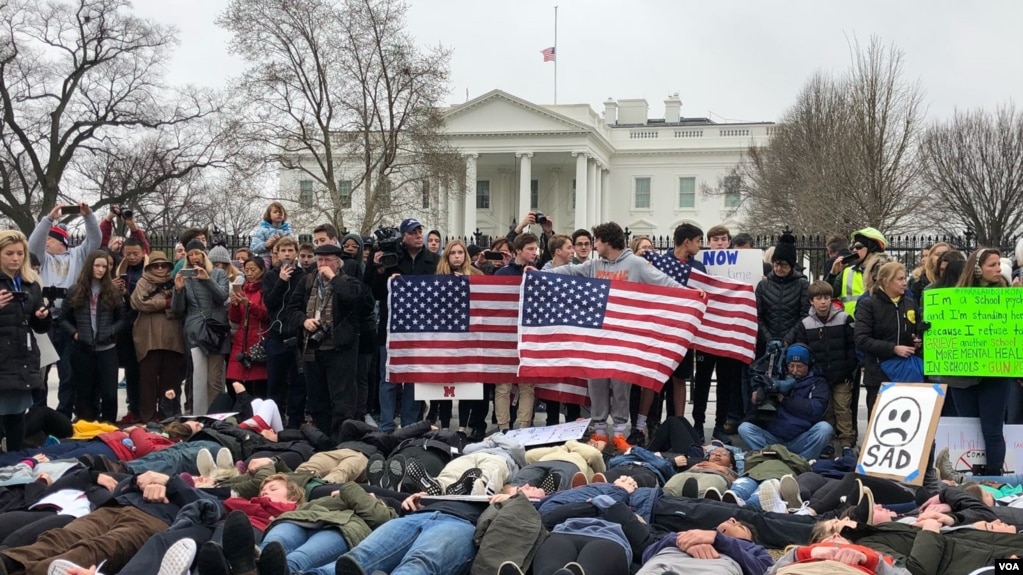 Decenas de jóvenes llegan hasta la Casa Blanca, el lunes 19 de febrero, para exigir un mayor control de armas. La protesta general organizada por alumnos de la escuela donde ocurrió el último tiroteo en Florida se realizará el próximo 24 de marzo. 