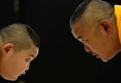 Kyuta Kumagai (10 tahun), berlatih sumo bersama ayahnya Taisuke (50 tahun), di kuil Buddha Joshin-ji di Tokyo, Jepang, 2 September 2020.