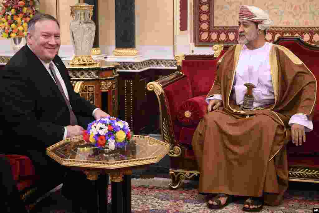 مایک پمپئو وزیر خارجه آمریکا بعد از عربستان به عمان سفر کرد و با «هیثم بن طارق آل سعید» پادشاه جدید این کشور در مسقط دیدار کرد. 