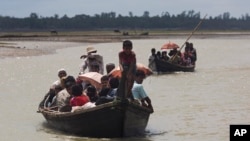 ရခိုင်ပြည်နယ်က ဘင်္ဂလားဒေ့ရှ်ဘက်ကို လှေစီးပြေးသူတွေ