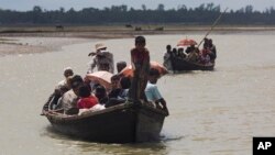 ဘင်္ဂလားဒေ့ရှ်နိုင်ငံဘက်ကို စက်လှေနဲ့ထွက်ပြေး လာကြတဲ့ လှေစီးပြေးဒုက္ခသည်များ