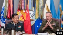 조셉 던포드 미 합참의장(오른쪽)과 이순진 한국 합참의장이 지난해 10월 워싱턴 국방부에서 미-한 군사위원회 회의에 참석했다. (미 합참 제공)