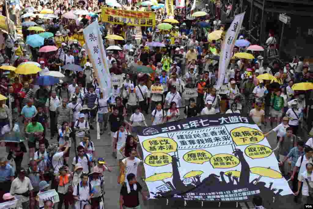 Para demonstran pro-demokrasi berbaris dalam protes tahunan yang menandai penyerahan Hong Kong dari kekuasan Inggris ke kekuasaan China tahun 1997, di Hong Kong (1/7).