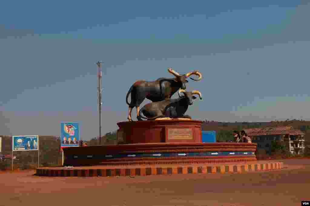 Kouprey is a symbolic statue of Mondulkiri province located in the Sen Monorom provincial capital. (Nov Povleakhena/VOA Khmer)