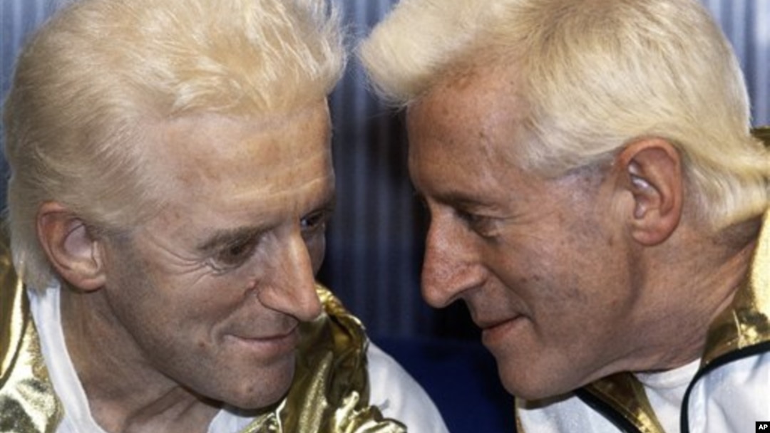 Mantan penyiar ternama BBC, mendiang Jimmy Savile (kanan) - yang dituduh melakukan pelecehan seksual terhadap anak-anak - bersama patung lilinnya di Museum Madame Tussaud, London (foto: dok).