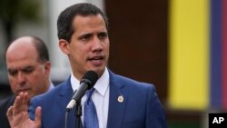 El líder de oposición y presidente encargado de Venezuela, Juan Guaidó, habla con periodistas tras asistir a una cumbre regional antiterrorismo en Bogotá, Colombia. Enero 20 de 2020. AP/Iván Valencia.