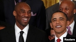 Predsjednik Obama sa Bryantom, 25. januar 2010. (Foto:Reuters/Jim Young)