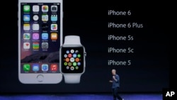 CEO Apple Tim Cook saat memperkenalkan Apple Watch dan iPhone 6, September 2014 di California. (AP/Marcio Jose Sanchez)