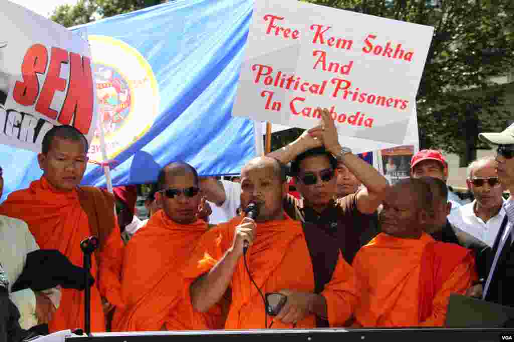 ព្រះសង្ឃមកពីវត្តមុនីសុតារាម នៅរដ្ឋមីនីសូតា សហរដ្ឋអាមេរិក មកជួបជុំគ្នាធ្វើបាតុកម្មតវ៉ាឲ្យមានការគោរពសិទ្ធិមនុស្ស និងលិទ្ធិប្រជាធិបតេយ្យនៅកម្ពុជា និងការដោះលែងលោក កឹម សុខា នៅមុខក្រសួងការបរទេស រដ្ឋធានីវ៉ាស៊ីនតោន កាលពីថ្ងៃទី១៥ ខែកញ្ញា ឆ្នាំ២០១៧។ (សាយ មុន្នី/VOA)