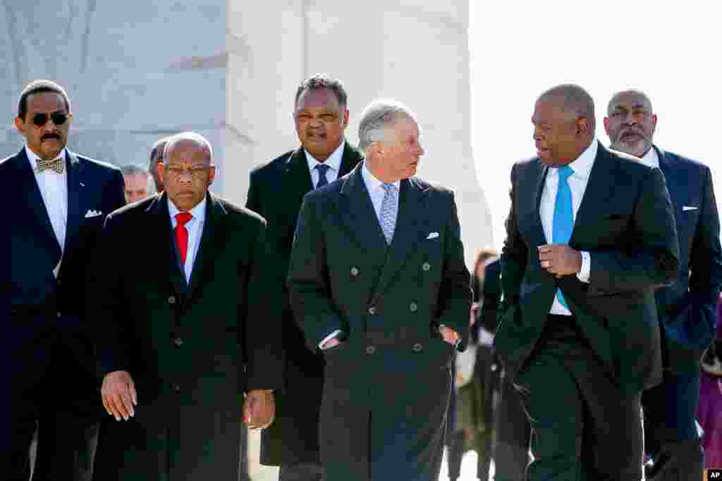 Príncipe Charles, em sua visita ao memorial de Martin Luther King, é acompanhado pelo presidente e fundador da fundação Martin Luther King, Harry Johnson, Jesse jackson, antigo colega do reverendo, e o presidente da fundação corporativa Tommy Hilfiger, Guy Vickers.