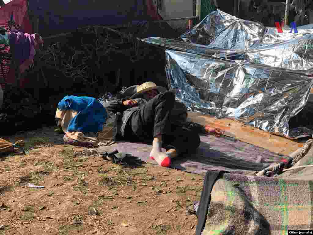 Un hombre parte de la caravana de migrantes descansa, en Tijuana, México, el martes.&nbsp; Fotografía: Celia Mendoza- VOA