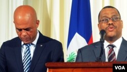 Prezidan Ayisen an Michel Martelly (goch) ak Premye Minis Garry Conille, Potoprens, 10 Oktob 2011