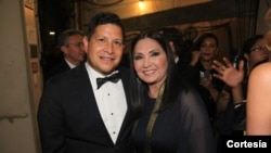 La cantante Ana Gabriel y Antonio Tijerino, presidente de la Fundación Herencia Hispana.