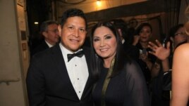 La cantante Ana Gabriel y Antonio Tijerino, presidente de la Fundación Herencia Hispana.