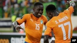 Mchezaji wa Ivory Coast Max Alain Gradel, kushoto, akifurahia na mwnzake Serge Aurier baada ya kupachioka goli dhidi ya Cameroon