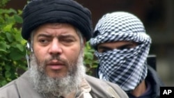 Ulama muslim radikal, Abu Hamza al-Masri dan empat tersangka teroris lainnya telah dieksradisi ke Amerika dari Inggris, beberapa jam setelah Mahkamah Agung Inggris menolak permhonan banding mereka, Jum'at lalu (Foto: dok).