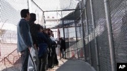 Ilegalni imigranti iz Meksika čekaju u centru u El Pasou u Teksasu (arhivski snimak)