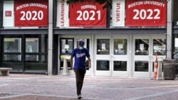 Weston Koenn, seorang mahasiswa pascasarjana dari Los Angeles, meninggalkan gedung persatuan mahasiswa Universitas Boston saat ia berjalan melalui kampus tanpa mahasiswa, Kamis, 23 Juli 2020, di Boston. (Foto: AP)