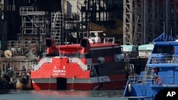 Kapal ferry berkecepatan tinggi, Madeira, ditambatkan di dermaga setelah menabrak benda tak dikenal di sebuah rute wisata dari Hong Kong ke Macau (29/11). 