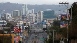 Una avenida principal en la capital de Honduras, Tegucigalpa, luce vacía tras el decreto de cuarentena del gobierno.