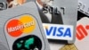 资料照片：德国展示的带电子芯片的信用卡。（2009年11月18日）