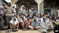 Masyarakat di Bulomarer keluar ke jalan usai serangan militer terhadap kelompok militan al-Shabab di Somalia (31/8). (AP/AMISOM, Tobin Jones)