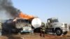 Un pompier près des camion citernes en flammes après un attentat suicide à Maiduguri, Nigeria, le 3 mars 2017.