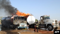 Un pompier près des camion citernes en flammes après un attentat suicide à Maiduguri, Nigeria, le 3 mars 2017.